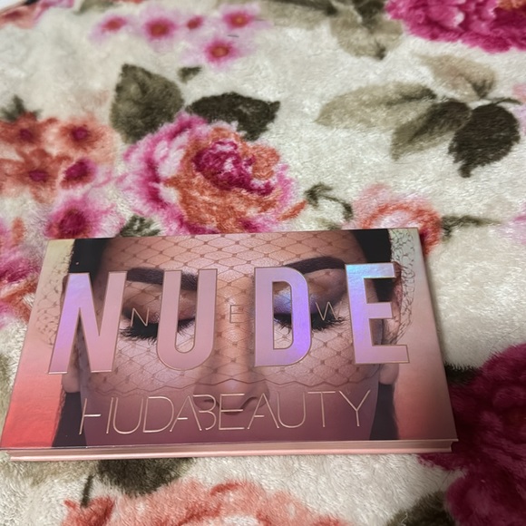 ✨Huda Beauty Nude palette ✨ - Picture 3 of 3